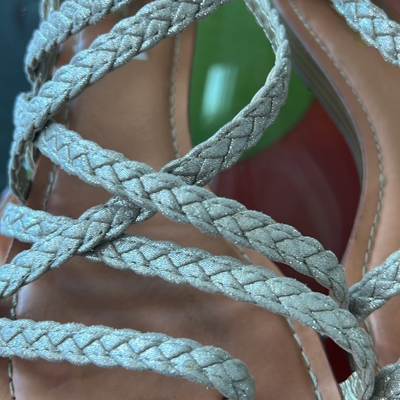 Carlos metallic light gold sandal size 8 1/2 - Picture 2 of 9